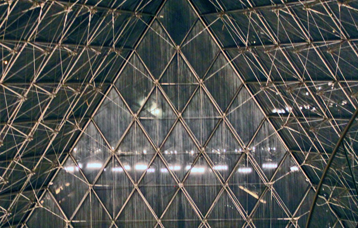 Detalle de la Pirámide del museo del Louvre (París)