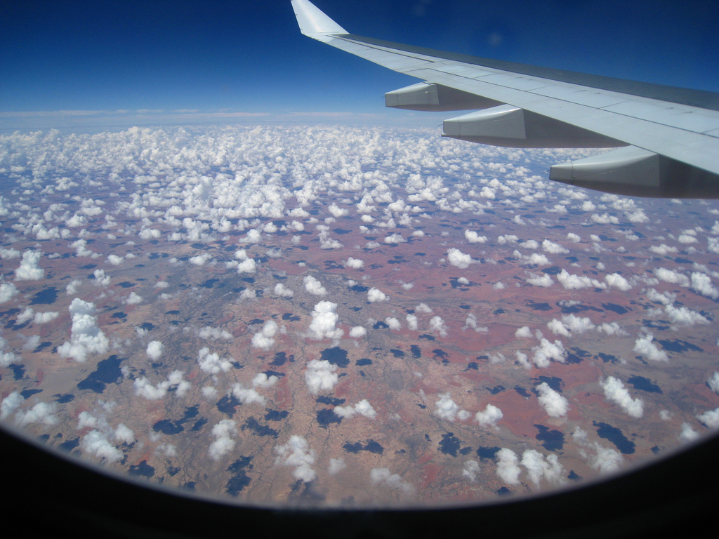 Avión sobrevolando las nubes