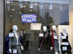 escaparate con anuncios de rebajas del 30%, 50% y 70%