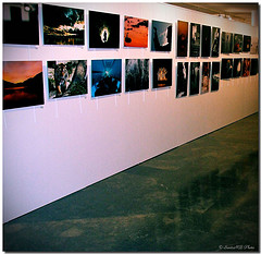 Galería con una exposición fotográfica.