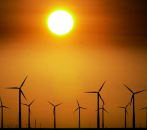 Molinos de viento sobre una puesta de sol