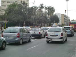 Coches circulando por una avenida