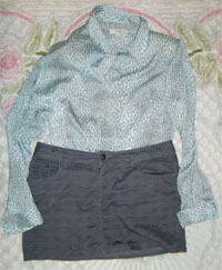 conjunto de falda a cuadros y blusa estampada