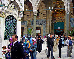 Varias personas caminando en un museo