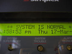 Fotografía de una máquina con el mensaje "sistem is normal"