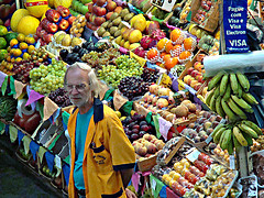 Puesto con varios tipos de frutas