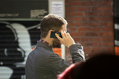 Chico hablando por un  teléfono móvil