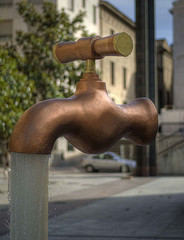 grifo colgante echando agua