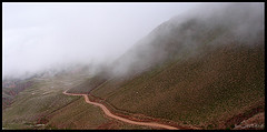 Camino sobre el corte de una montaña