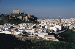 Vista panorámica de Morón con el castillo al fondo