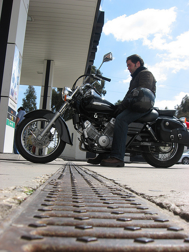 Moto en gasolinera