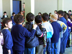 Fila de niños en un gimnasio