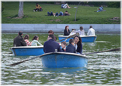 Personas remando en el parque del Retiro de Madrid