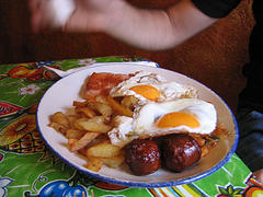 Platazo de huevos fritos, patatas fritas y dos buenos trozos de chorizo frito.