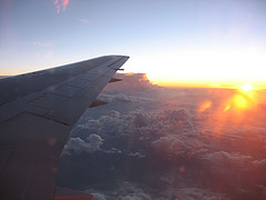 Vista de un atardecer desde un avión sobre las nubes