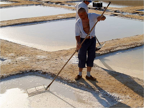 Trabajador en una salina