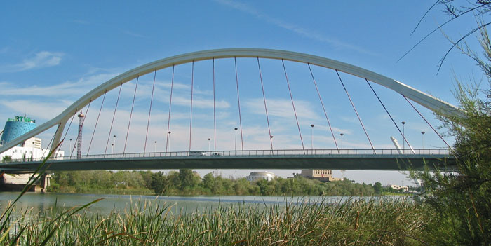 puente sobre un río Puente de la Barqueta en Sevilla