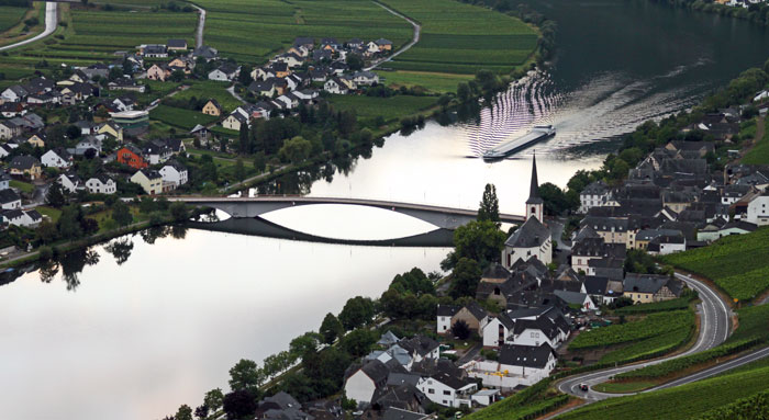 Puente sobre un río Puente sobre el río Mosela, Piesport (Alemania)