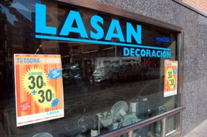 En los mercados el sistema de precios es a través del cual se coordina el intercambio
