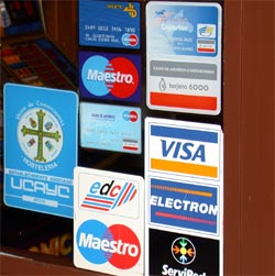 Cada vez más compras se realizan con el "dinero de plástico"