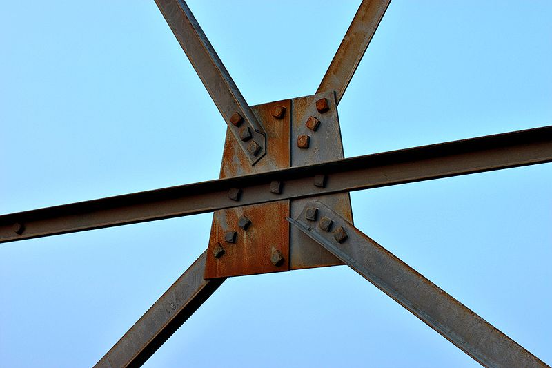 Uniones en una estructura metálica con acero para la construcción