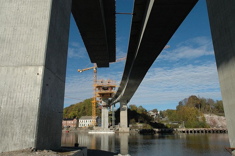 Puente en construcción con hormigón armado